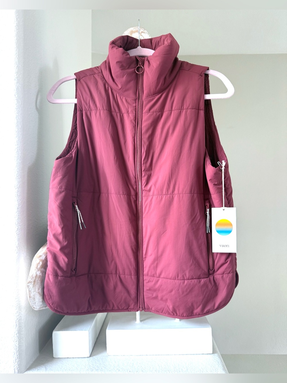Vuori Canyon Insulated Vest Cerise red brown NWT Size M Lightweight Puffer - Picture 2 of 9